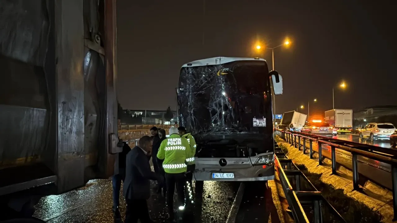 Gebze’de Peş Peşe Trafik Kazaları: 3 Yaralı