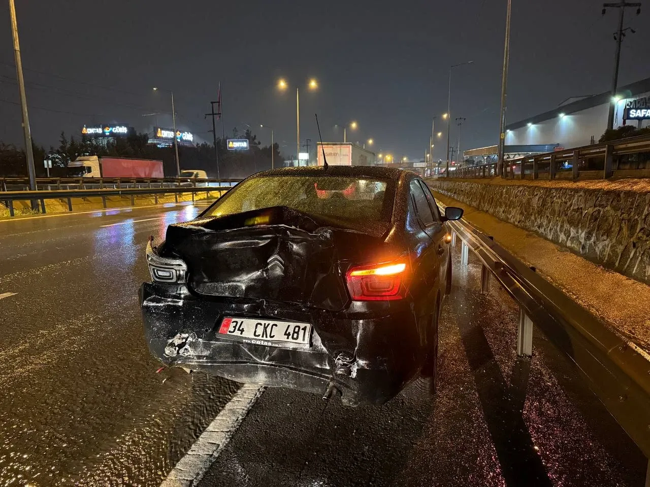 Gebze’de Peş Peşe Trafik Kazaları: 3 Yaralı