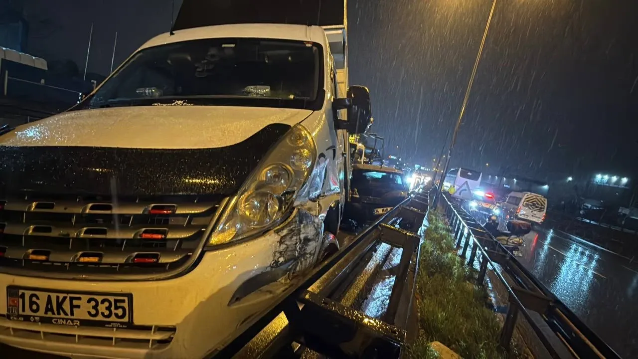Gebze’de Peş Peşe Trafik Kazaları: 3 Yaralı