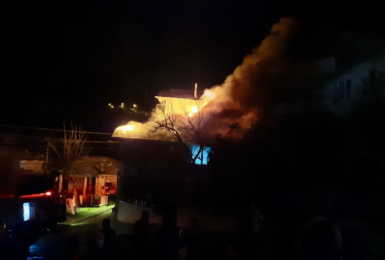 Gölcük'te Geceyi Aydınlatan Yangın: 2 Katlı Ev Küle Döndü