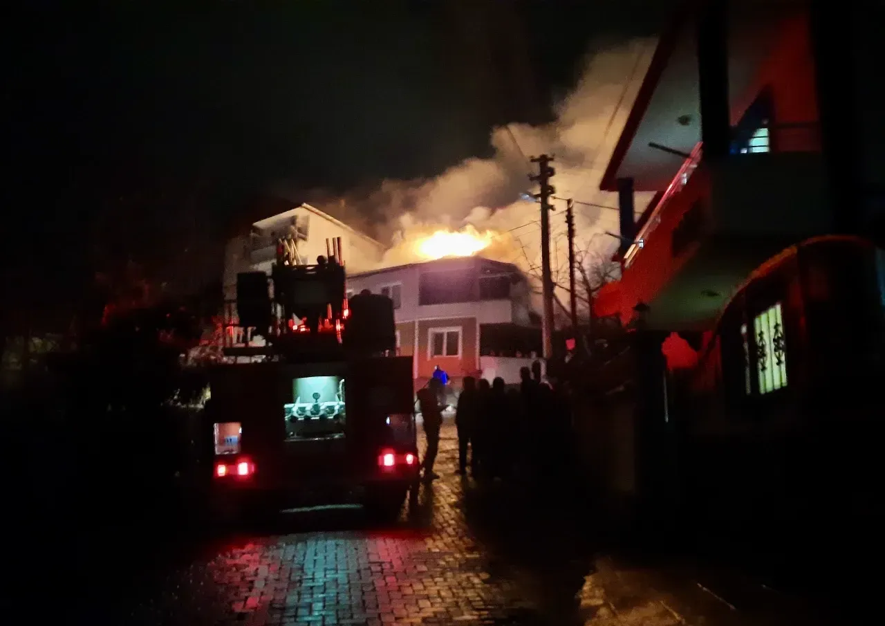 Gölcük'te Geceyi Aydınlatan Yangın: 2 Katlı Ev Küle Döndü