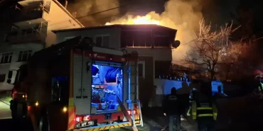 aa-20250220-37115528-37115526-kocaelide-evin-catisinda-cikan-yangin-sonduruldu