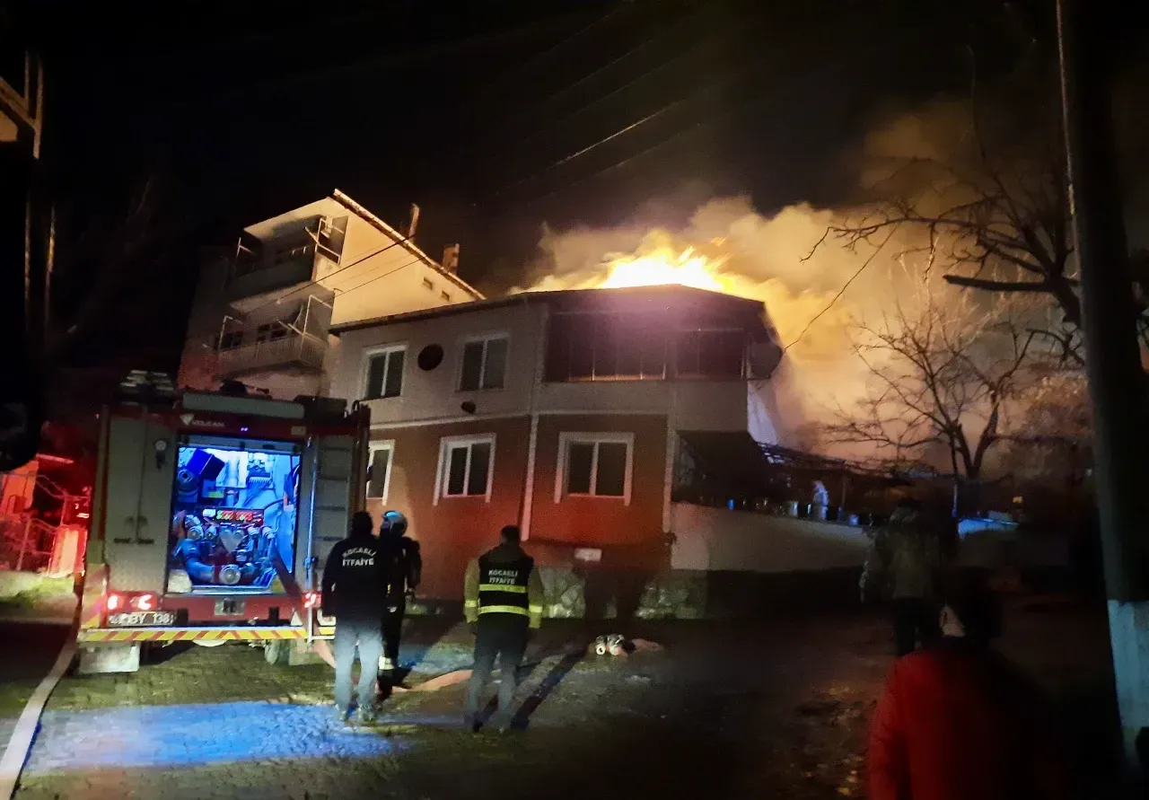 Gölcük'te Geceyi Aydınlatan Yangın: 2 Katlı Ev Küle Döndü