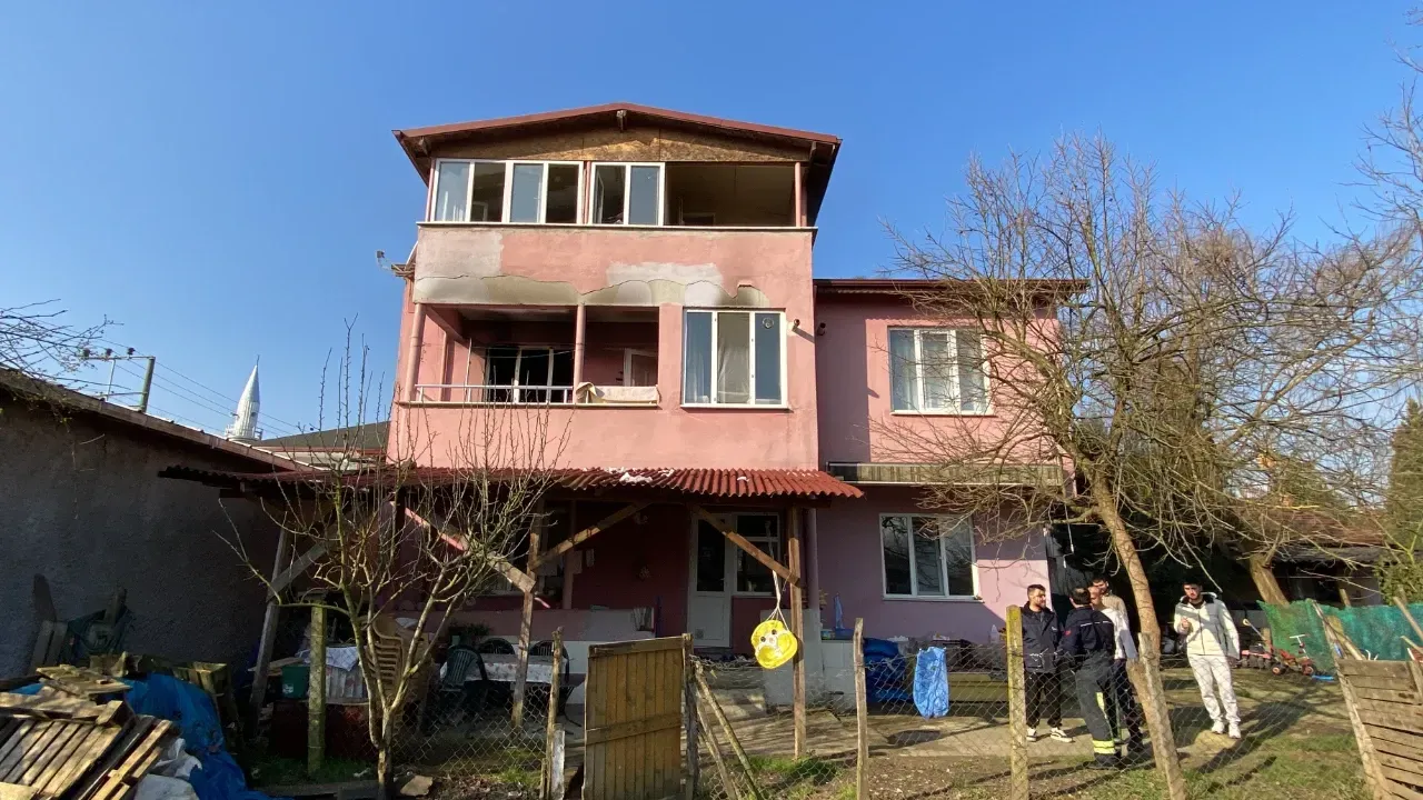 Kartepe’de Korkutan Yangın: 2 Kişi Dumandan Etkilendi