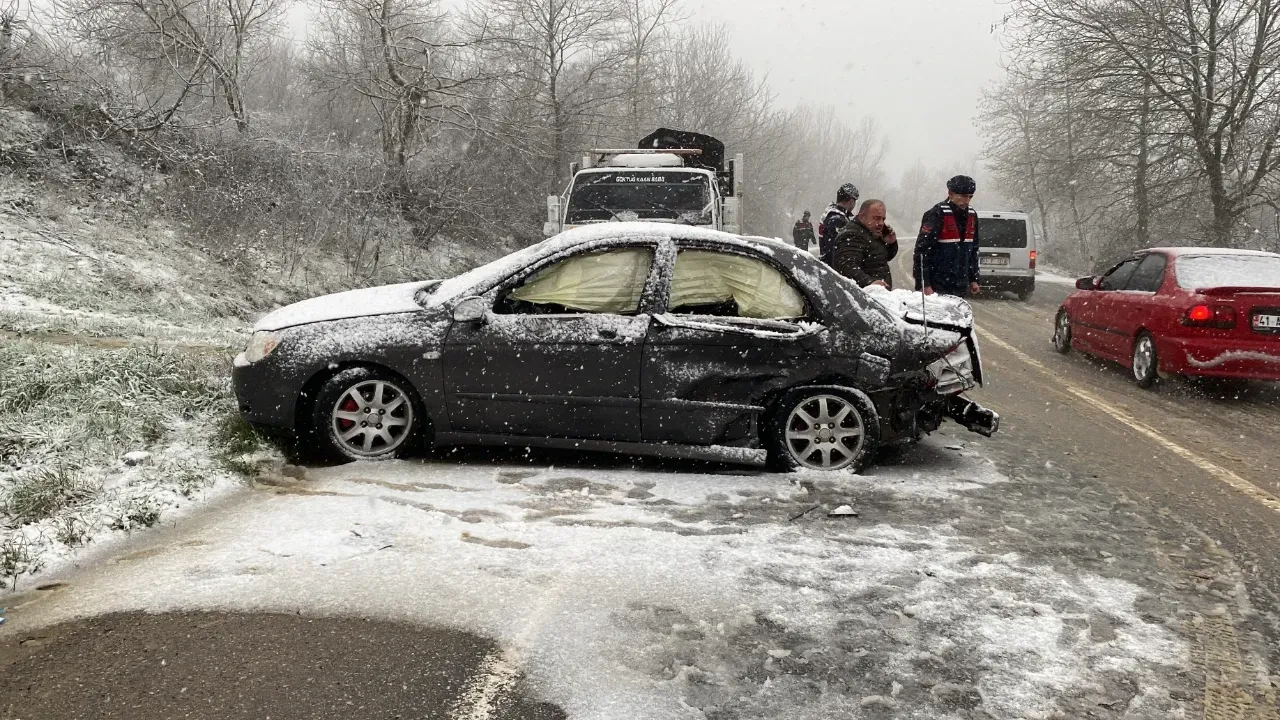 Kandıra’da Kar Yağışı Kazaya Yol Açtı: 7 Yaralı