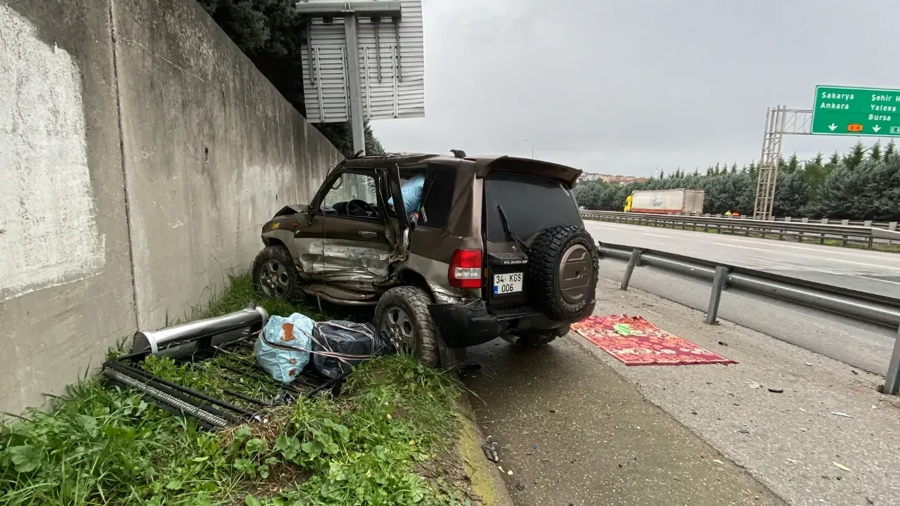 Derince'de Korkutan Kaza: Bariyeri Parçaladı, 2 Kişi Yaralandı