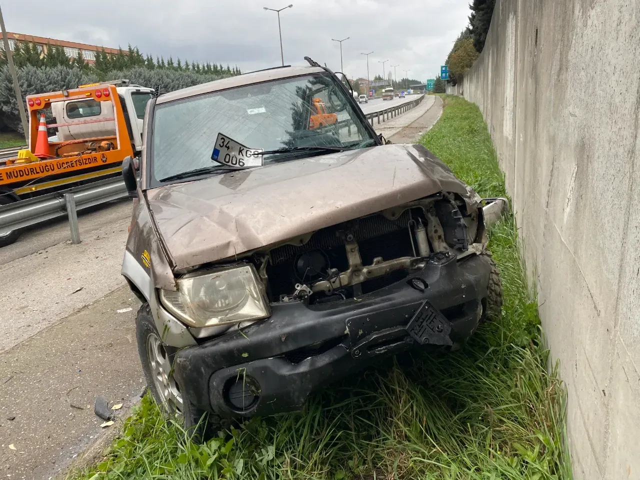 Derince'de Korkutan Kaza: Bariyeri Parçaladı, 2 Kişi Yaralandı