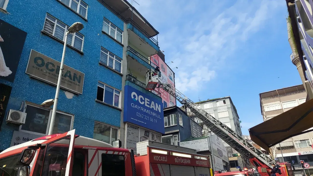 Kocaeli'nde Apartmanda Yangın: İki Kadın Itfaiye Tarafından Kurtarıldı