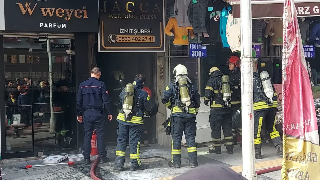 Kocaeli'nde Apartmanda Yangın: İki Kadın Itfaiye Tarafından Kurtarıldı