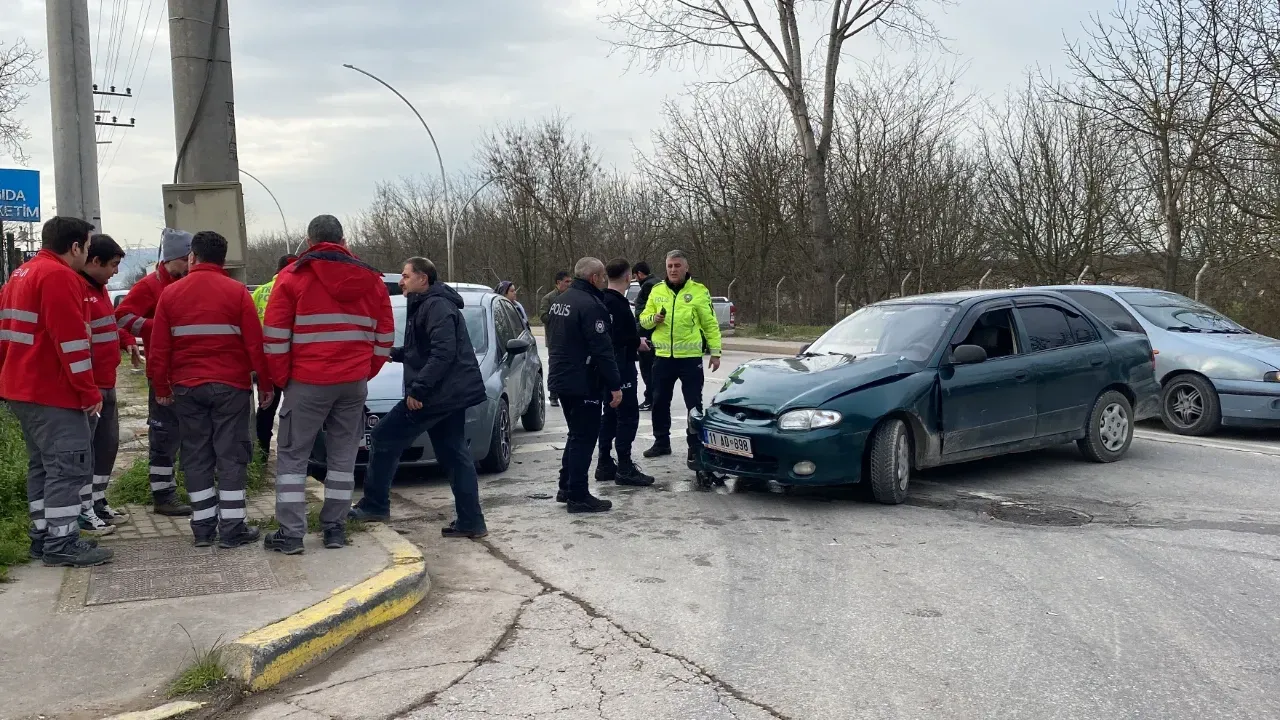 Başiskele’de Korkutan Kaza: İki Otomobil Çarpıştı, Yaralılar Var