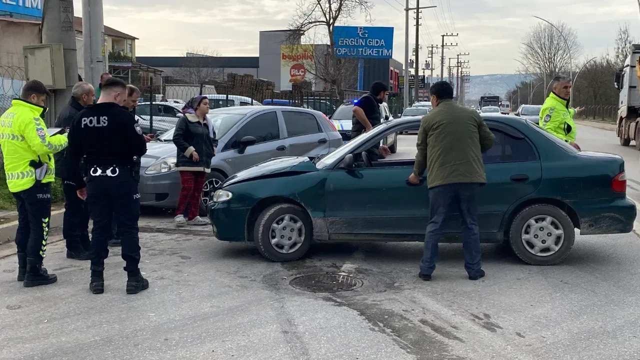 Başiskele’de Korkutan Kaza: İki Otomobil Çarpıştı, Yaralılar Var