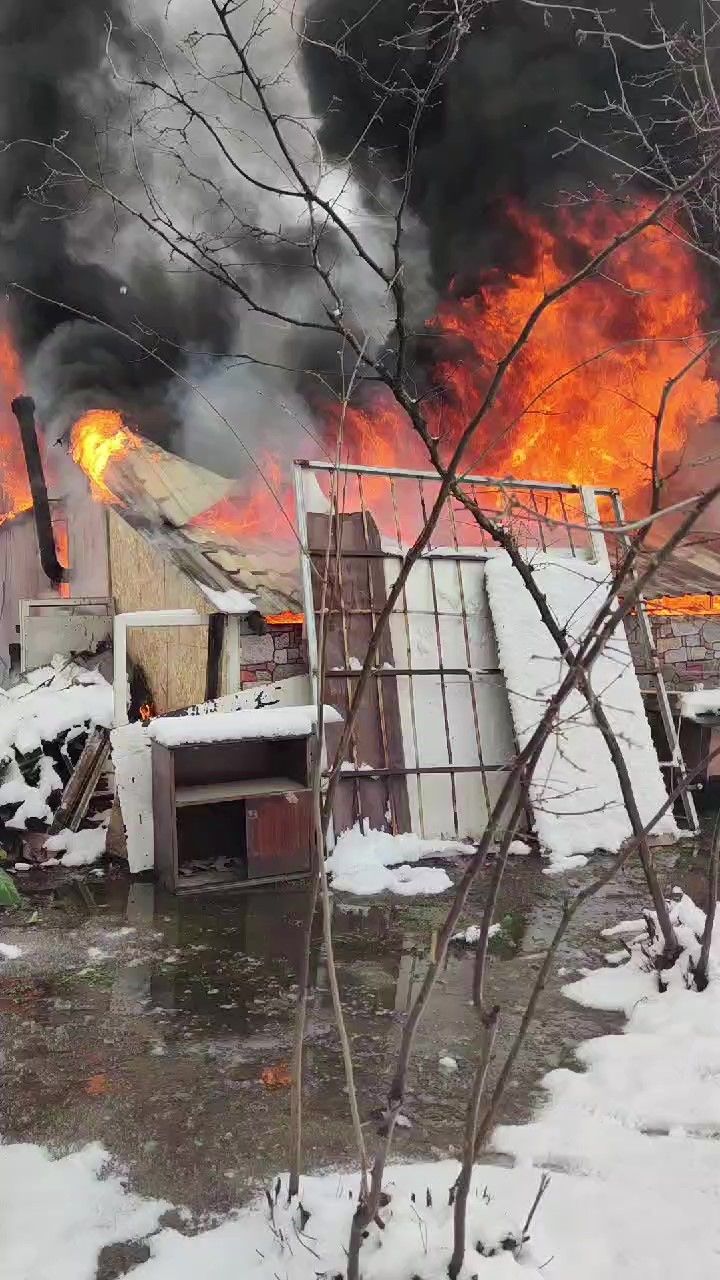 Başiskele’de Prefabrik Ev Alevlere Teslim Oldu