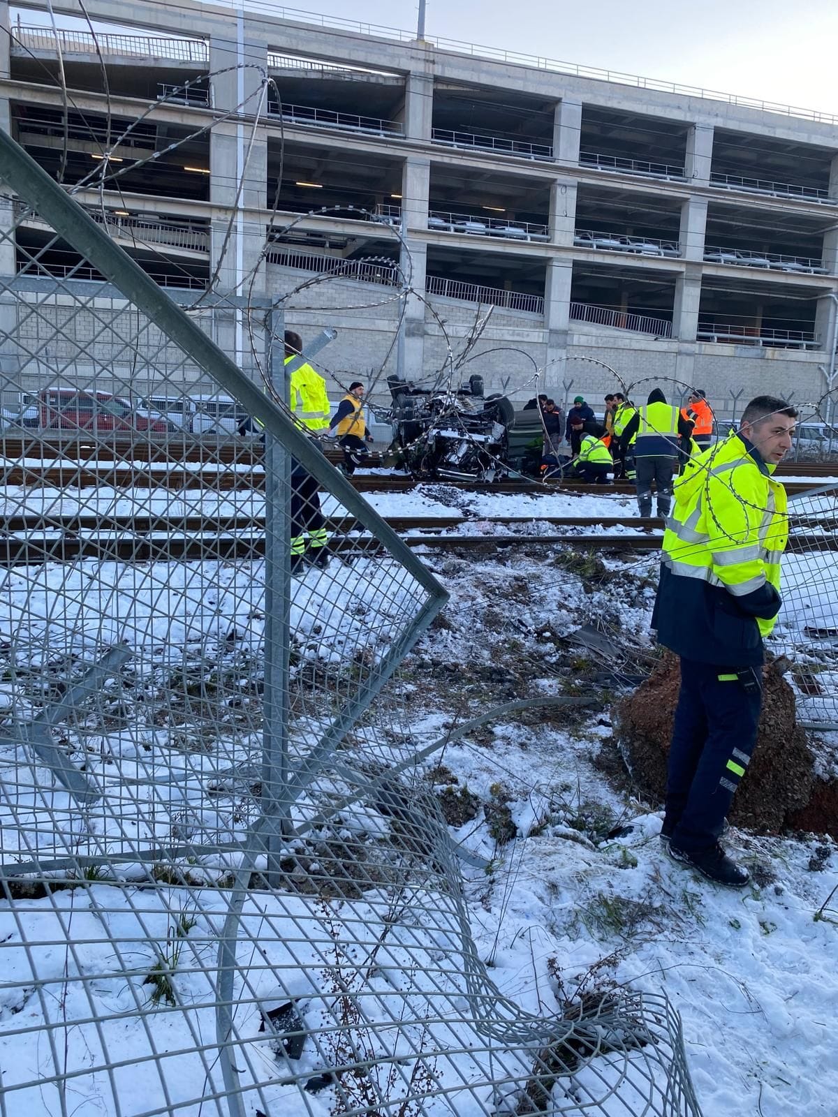 Kocaeli'de Sıfır Araç Tren Yoluna Uçtu
