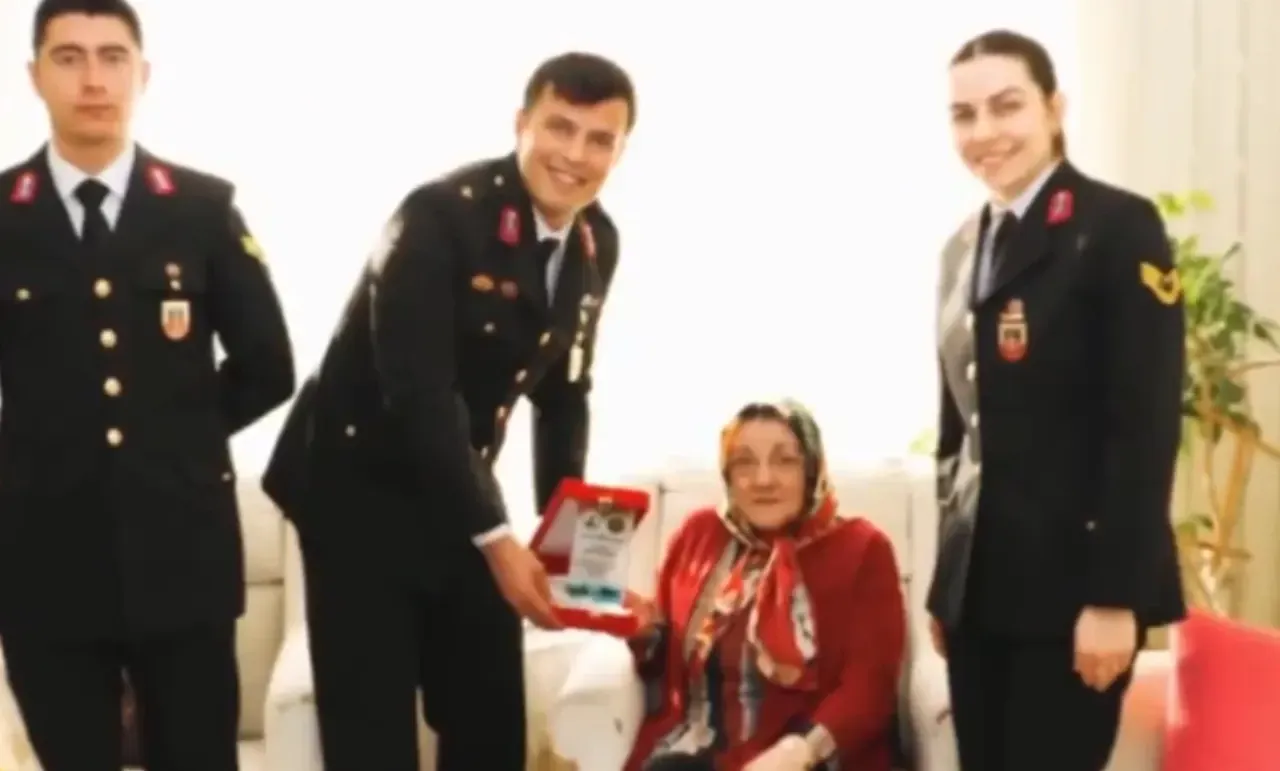 Ayşe Teyze’nin Yürek Isıtan Hediyesi Mehmetçik’e Ulaştı