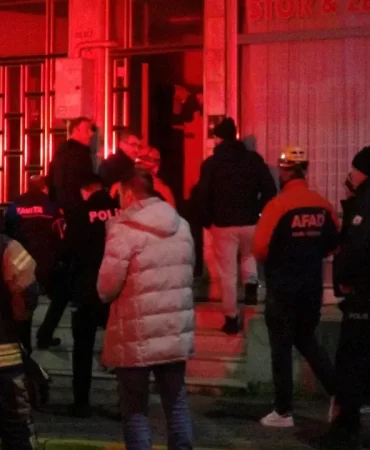 banyoda-bir-anda-dokulen-fayanslar-panik-586233-173506