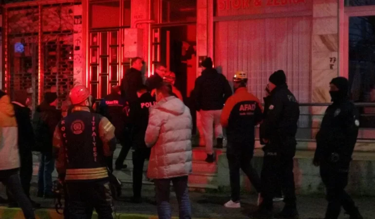 banyoda-bir-anda-dokulen-fayanslar-panik-586233-173506