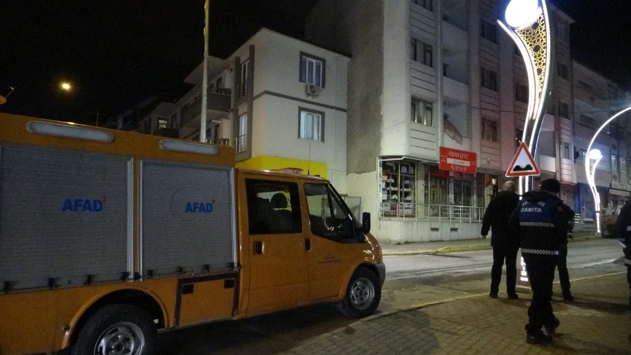 Derince’de Korkutan Gürültü: Apartman Sakinleri Sokağa Döküldü!