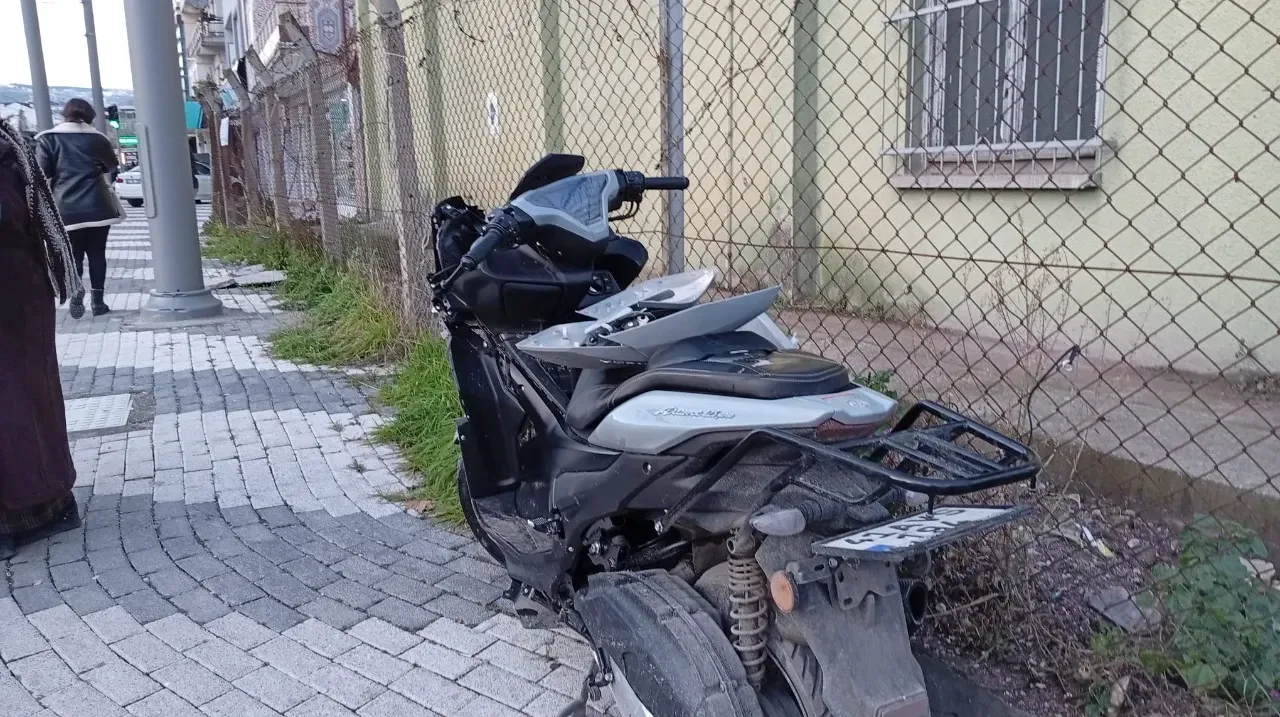 Tramvay Yolunda Feci Kaza! Motosikletli Havaya Savruldu