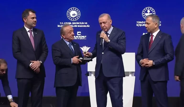 cumhurbaskani-erdogan-sahneye-cagirdigi-is-18344363_1839_amp.jpg
