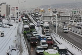 izmit-d-100-karayolunda-kar-sebebiyle-yogunluk-olu-1741715122