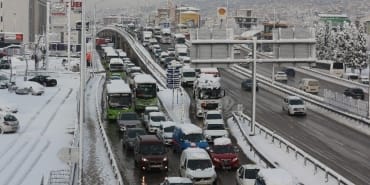 izmit-d-100-karayolunda-kar-sebebiyle-yogunluk-olu-1741715122