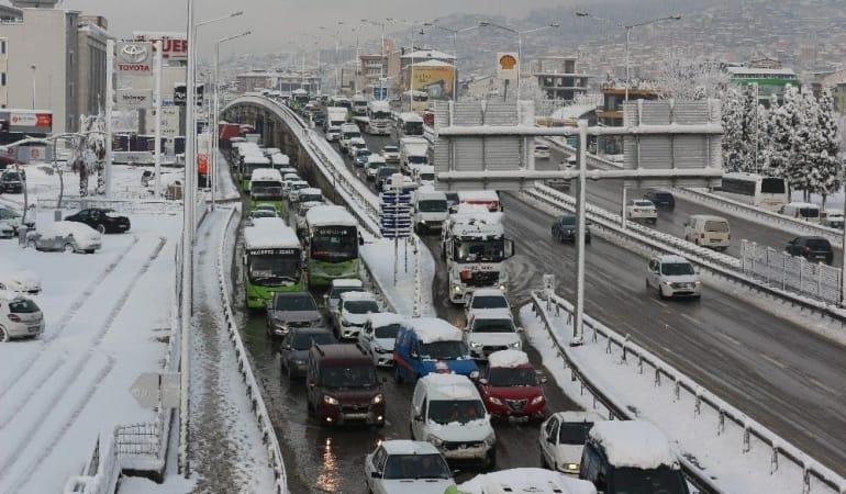 izmit-d-100-karayolunda-kar-sebebiyle-yogunluk-olu-1741715122