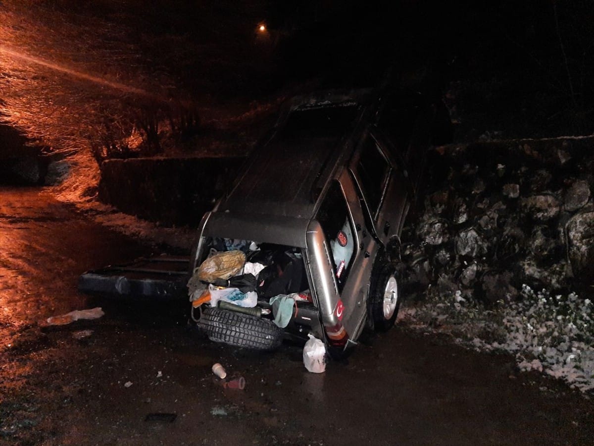 Gölcük'te Uçuruma Düşen Cipin Sürücüsü Yaralandı