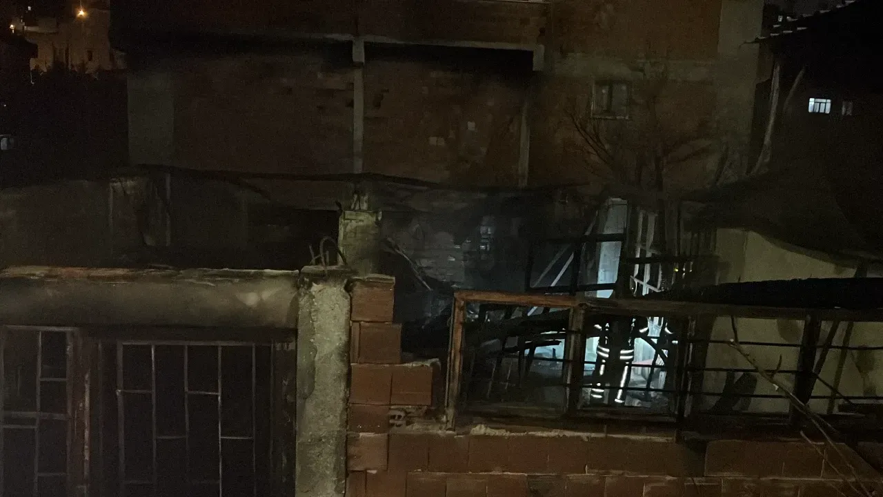 Gebze’de Oto Tamirhanesinde Gece Yarısı Yangın: 2 Araç Kül Oldu