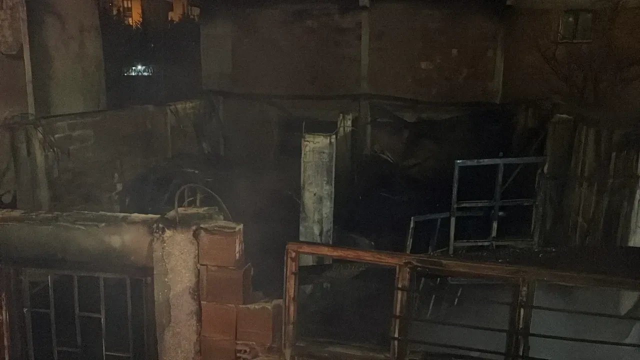 Gebze’de Oto Tamirhanesinde Gece Yarısı Yangın: 2 Araç Kül Oldu