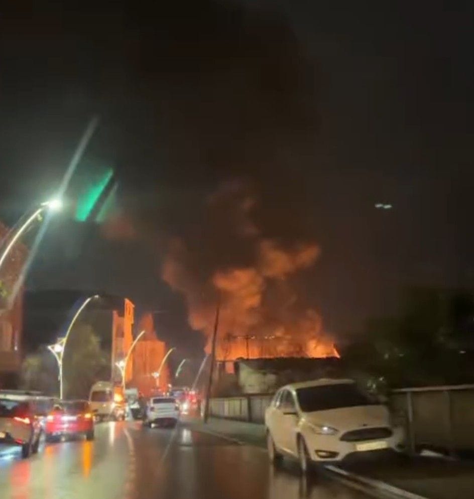 Gebze’de Oto Tamirhanesinde Gece Yarısı Yangın: 2 Araç Kül Oldu