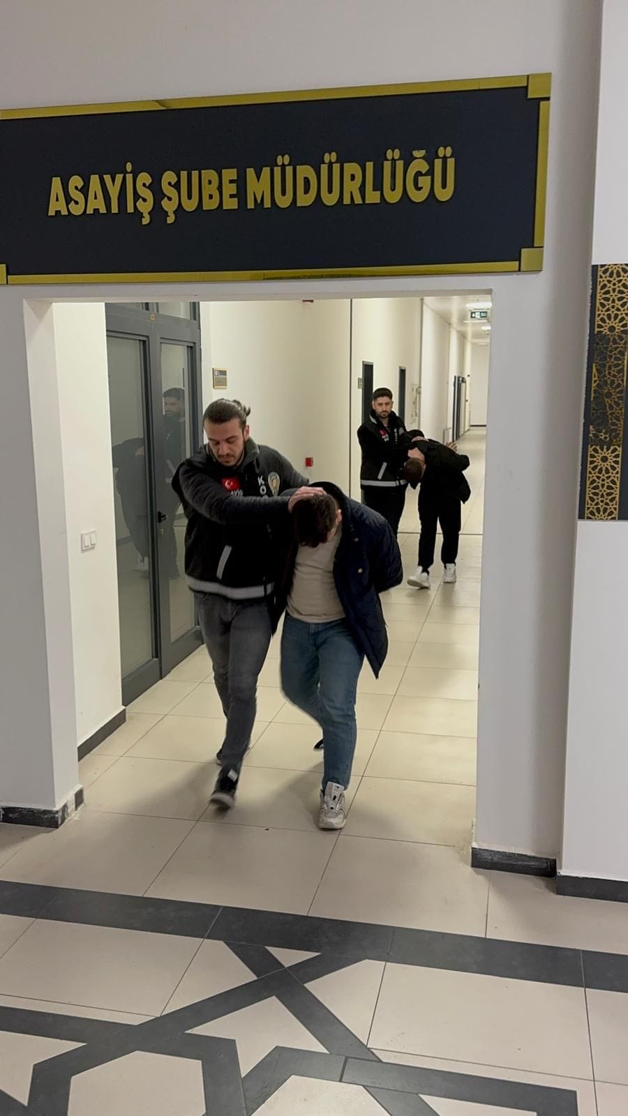 Polis Kılığında Dolandırıcılık: İki Şüpheli Tutuklandı