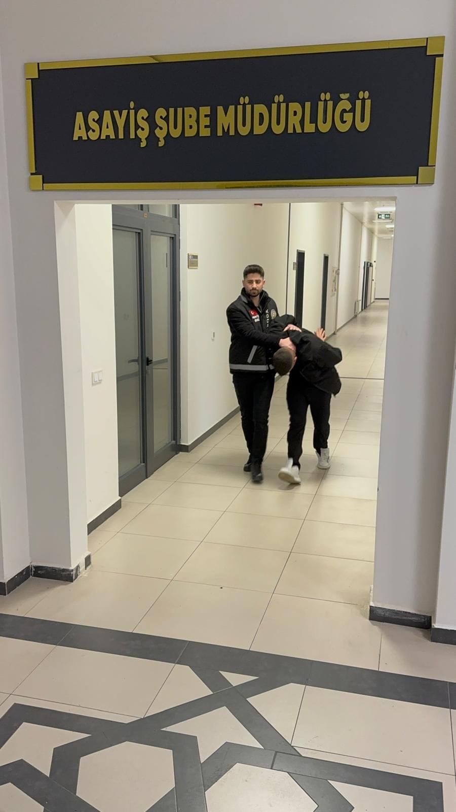 Polis Kılığında Dolandırıcılık: İki Şüpheli Tutuklandı