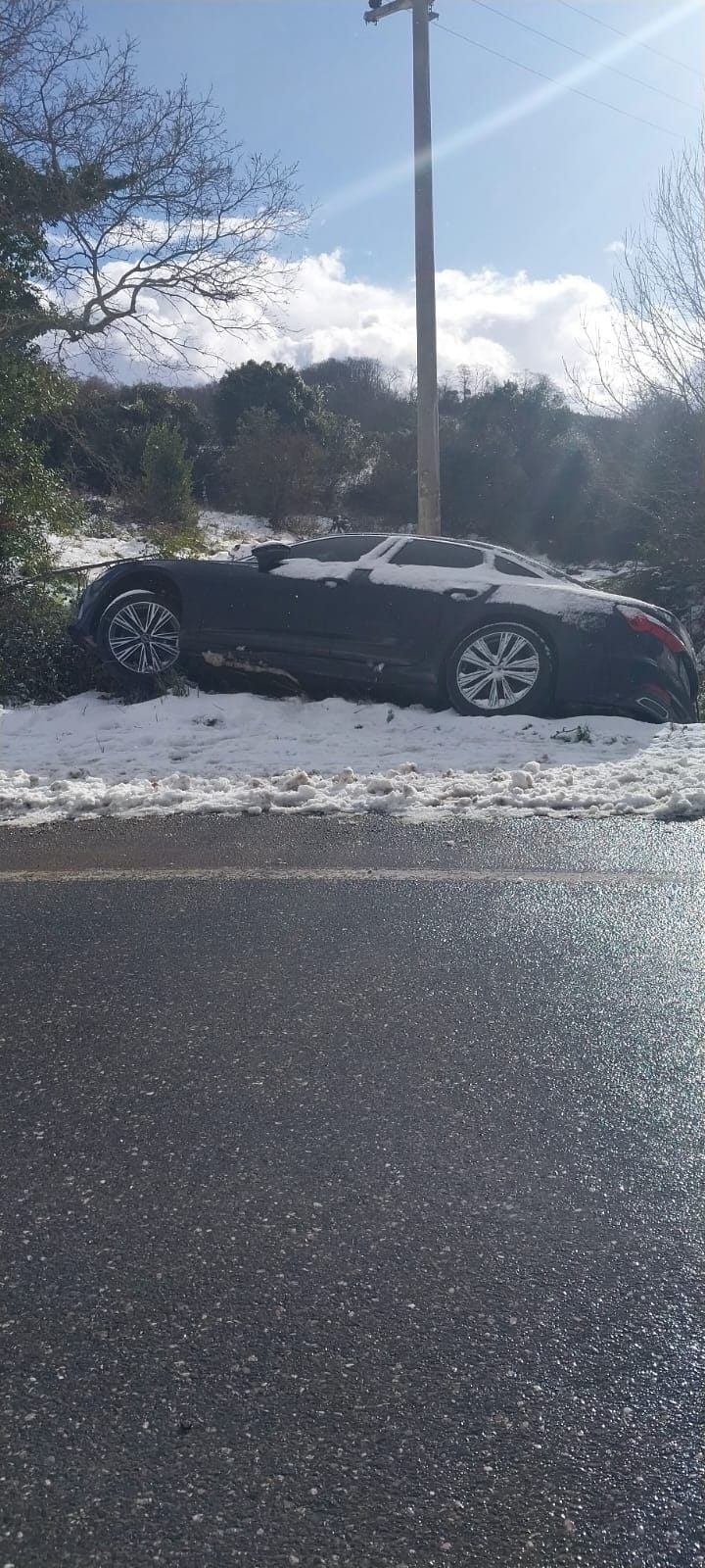 Buzlanma Kabusu: Kayarak Yoldan Çıkan Aracını Terk Etti