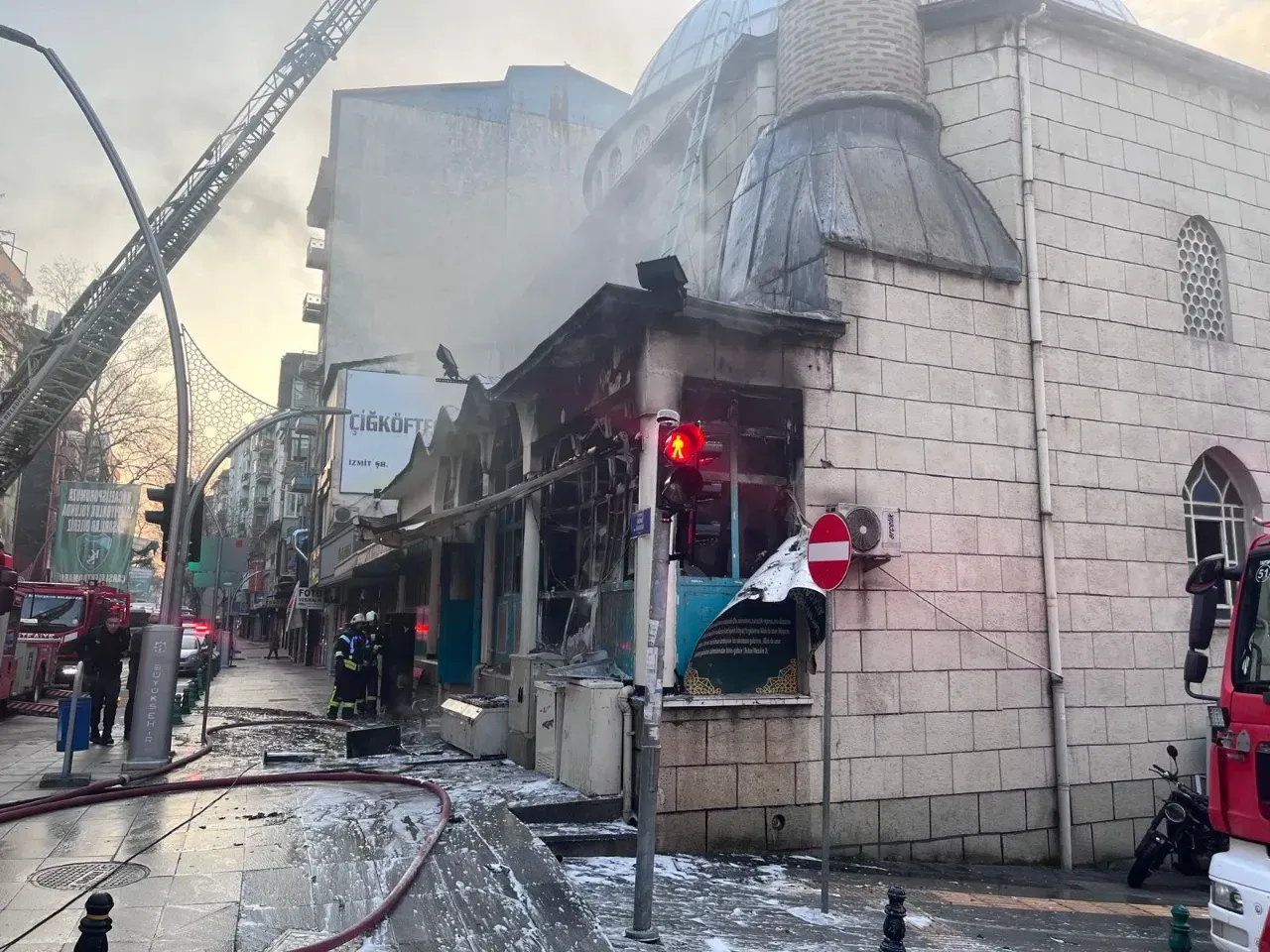 Cami İçinde Yangın Paniği: Cemaat Fark Etti, Ekipler Müdahale Etti