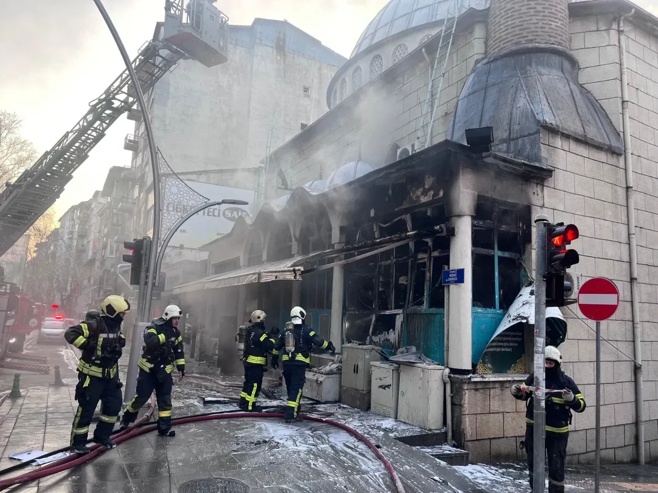 Cami İçinde Yangın Paniği: Cemaat Fark Etti, Ekipler Müdahale Etti