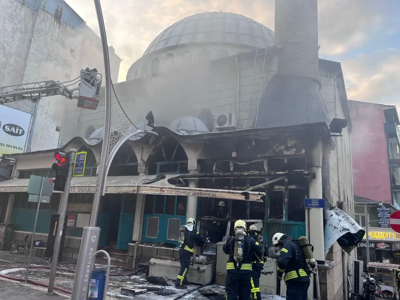 Cami İçinde Yangın Paniği: Cemaat Fark Etti, Ekipler Müdahale Etti