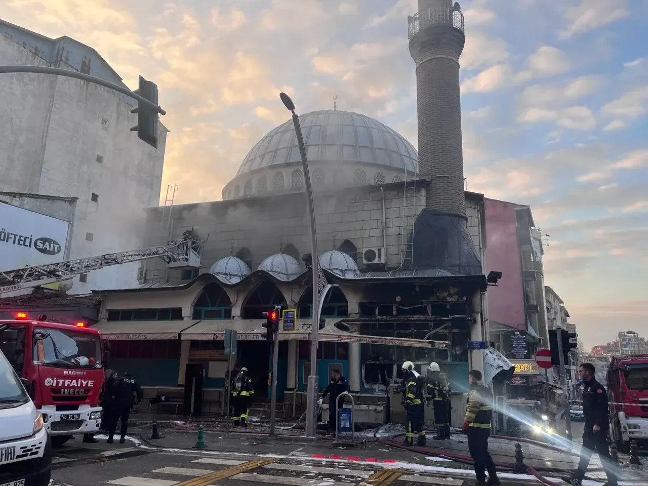 Cami İçinde Yangın Paniği: Cemaat Fark Etti, Ekipler Müdahale Etti