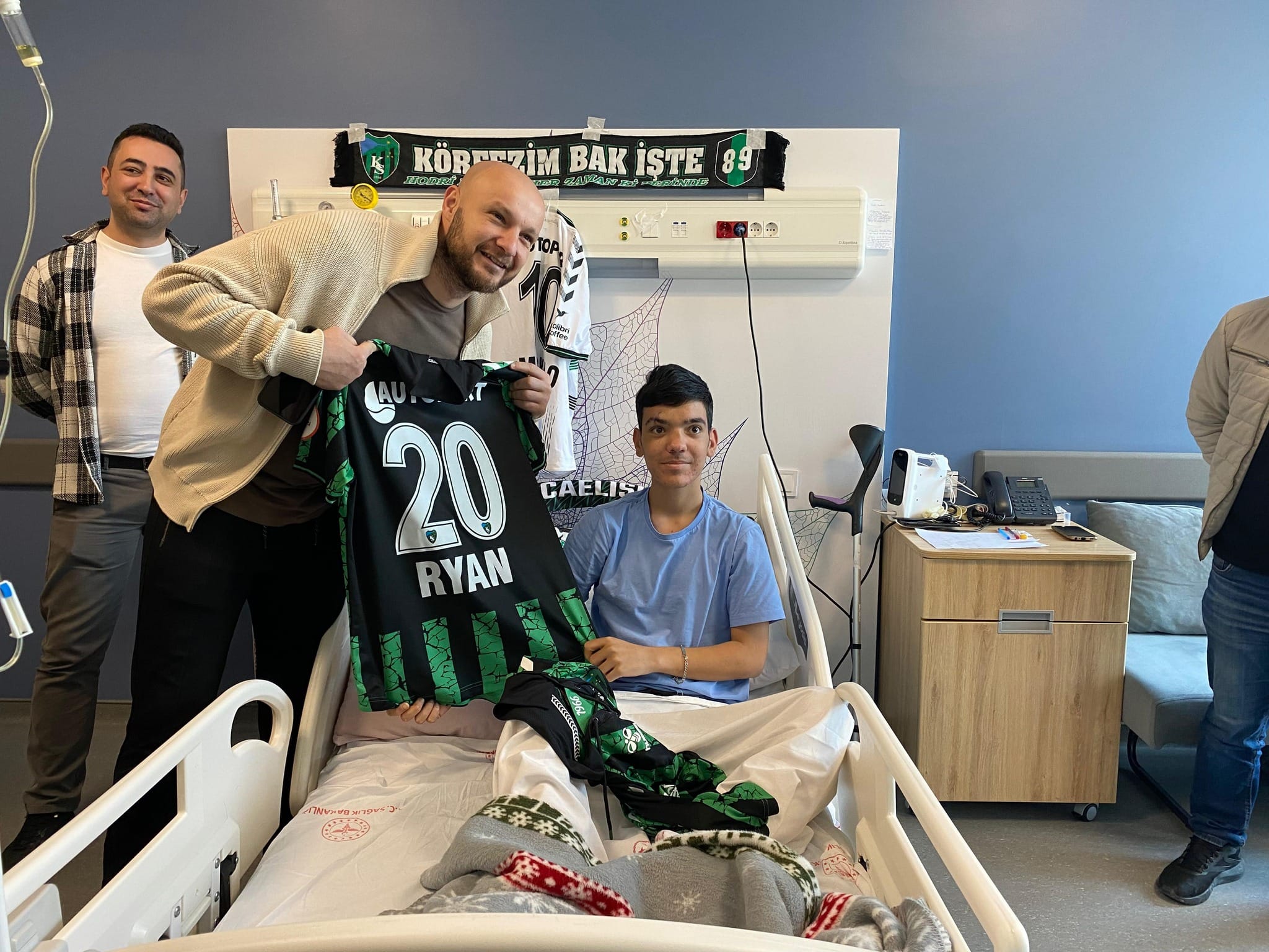 Kocaelispor, Tribünden Düşen Efe'yi Hastanede Ziyaret Etti