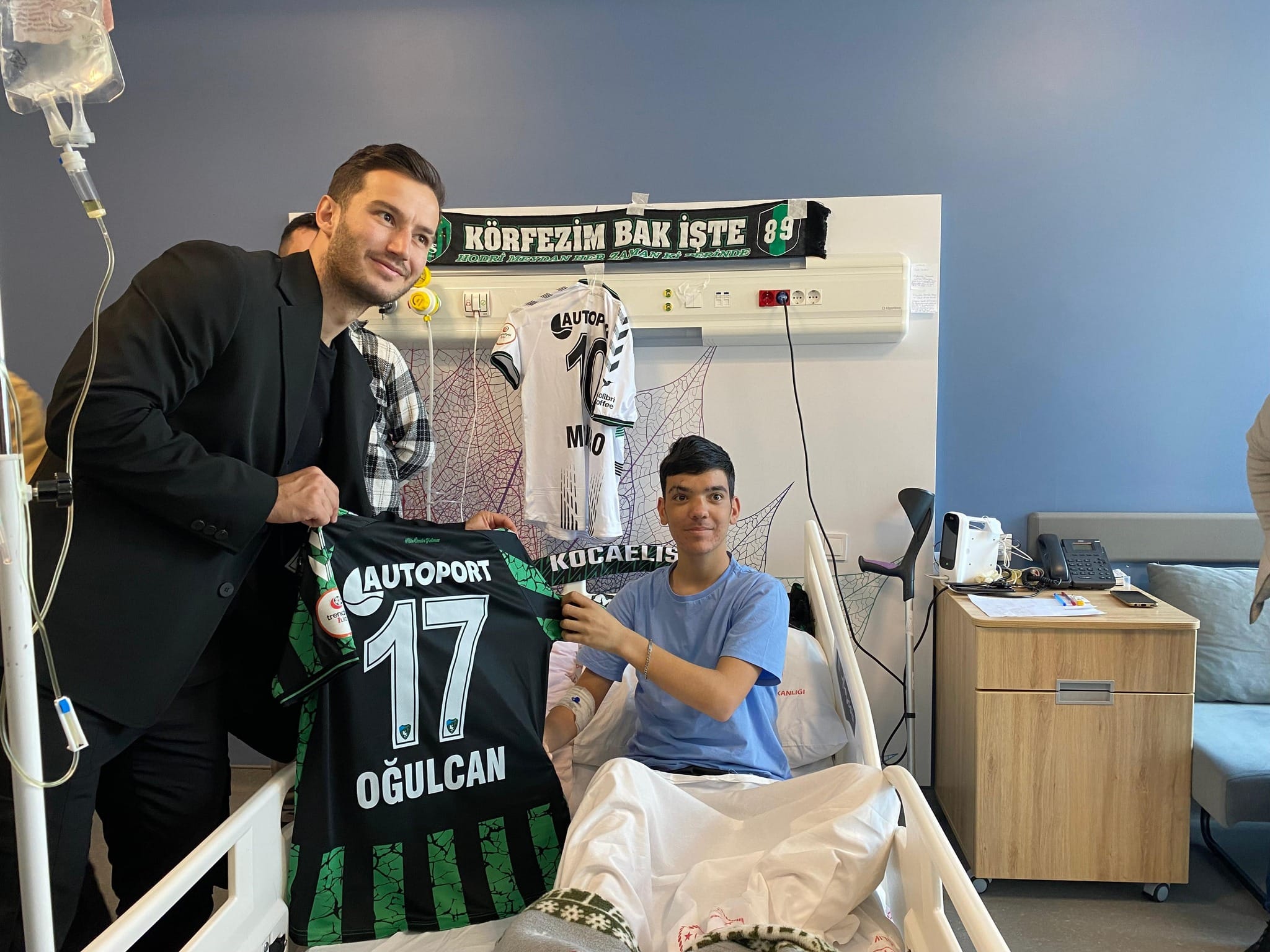 Kocaelispor, Tribünden Düşen Efe'yi Hastanede Ziyaret Etti