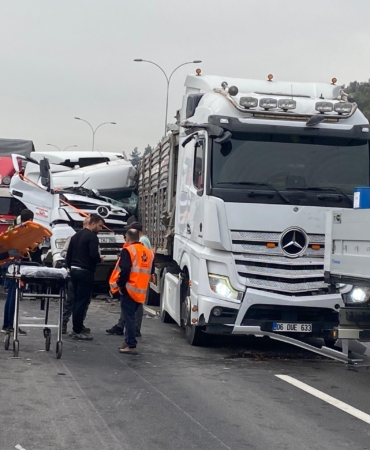 TEMde-zincirleme-kaza-Kagit-gibi-ezilen-kabinden-sag-cikti4