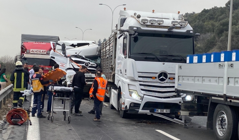 TEMde-zincirleme-kaza-Kagit-gibi-ezilen-kabinden-sag-cikti4