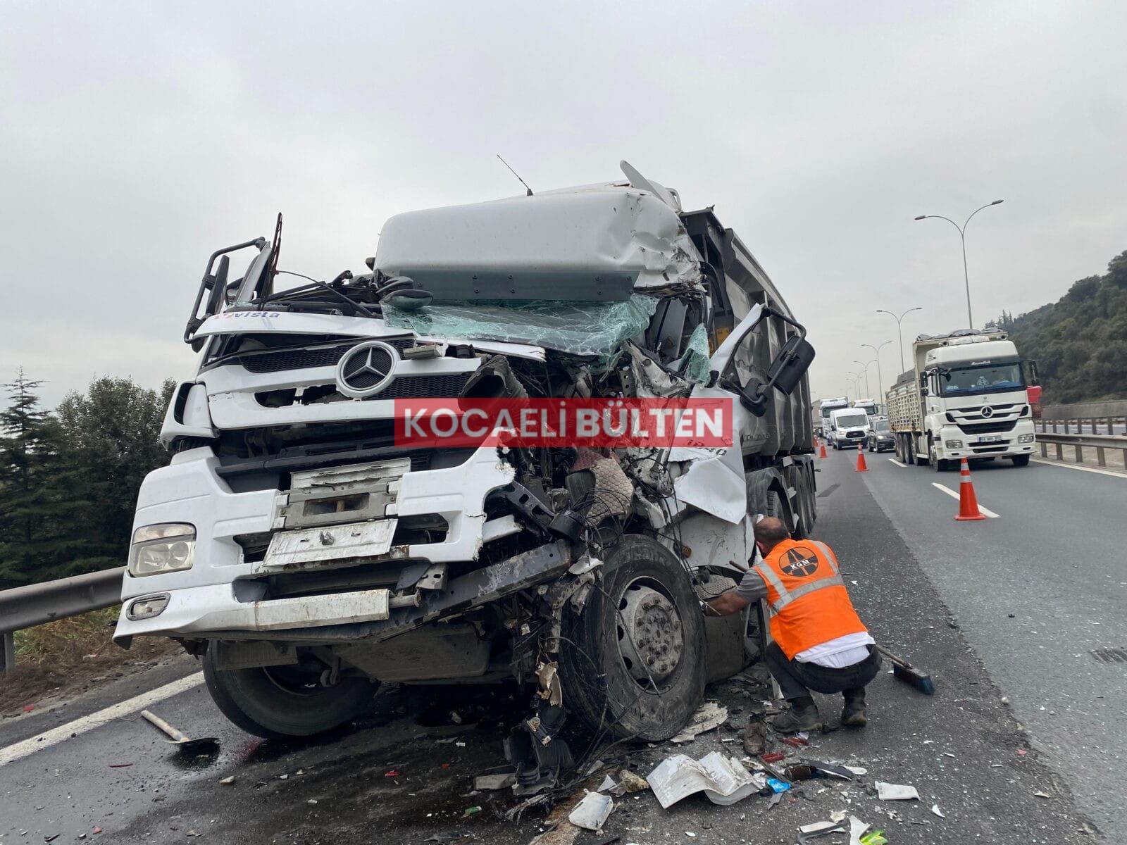 TEM’de Zincirleme Kaza: Tır Kağıt Gibi Ezildi!