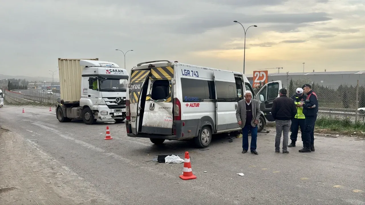 Gebze’de TIR ile İşçi Servisi Çarpıştı: 8 Yaralı