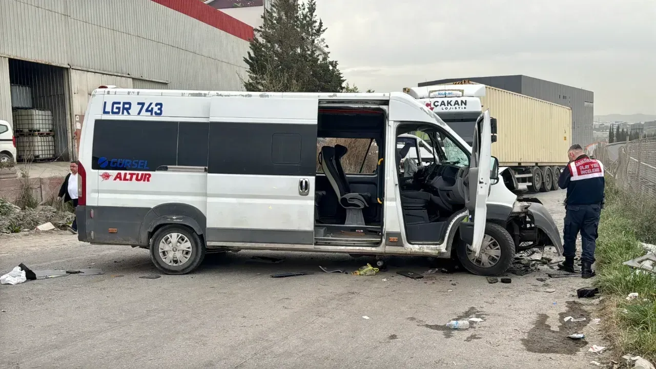 Gebze’de TIR ile İşçi Servisi Çarpıştı: 8 Yaralı