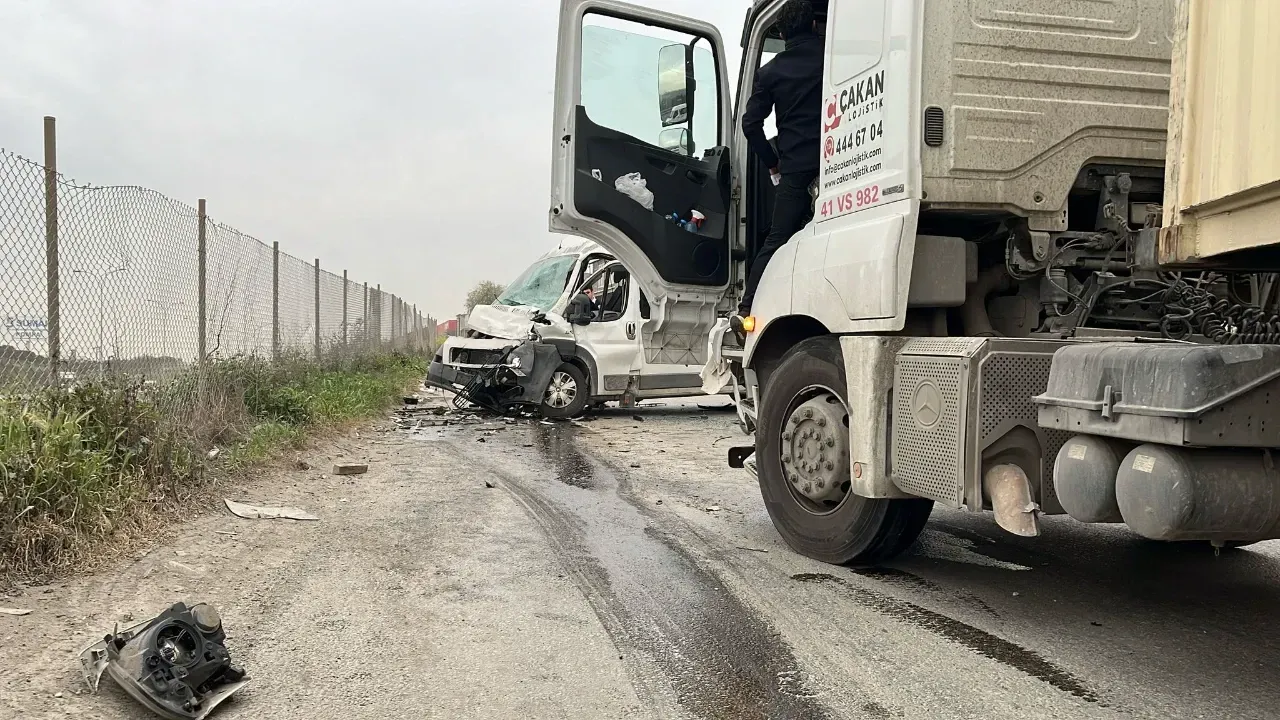 Gebze’de TIR ile İşçi Servisi Çarpıştı: 8 Yaralı
