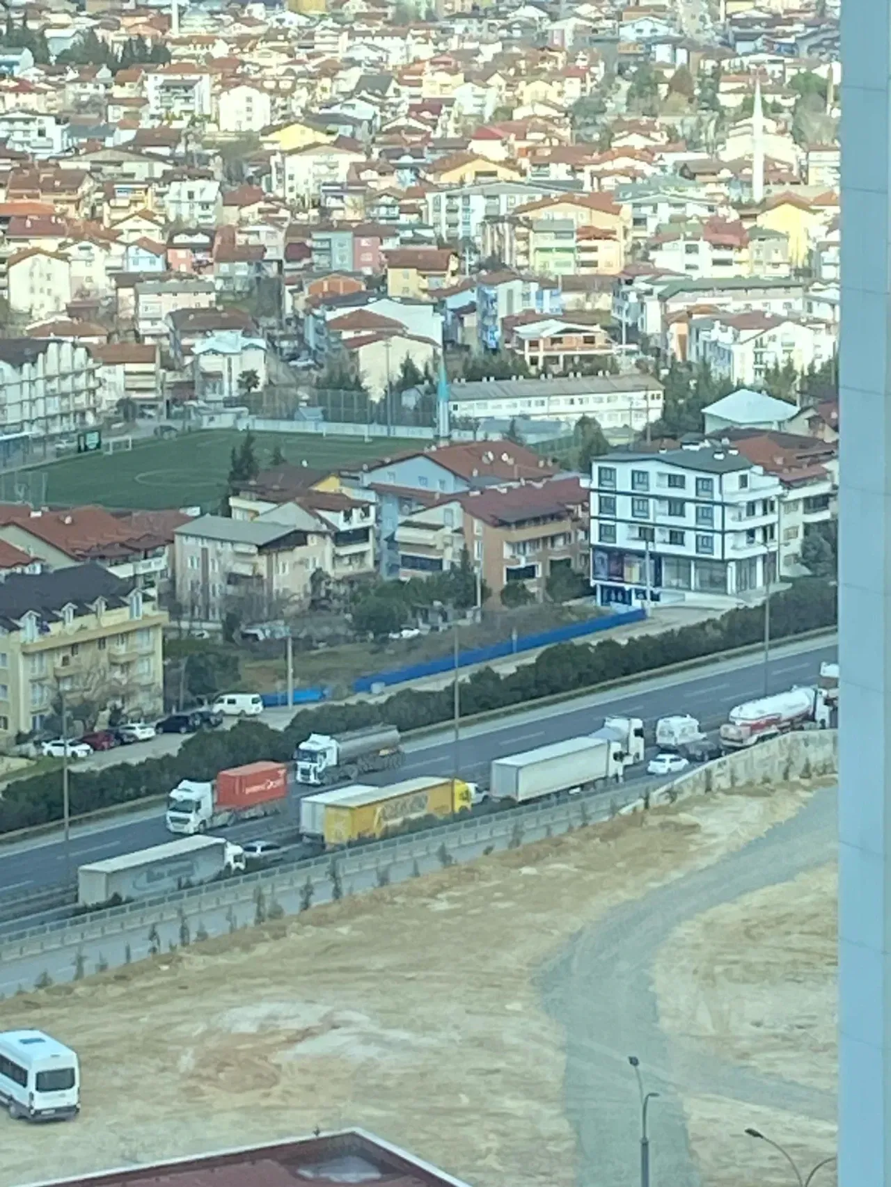 Kocaeli'de Tırın Dorsesi İkiye Bölündü