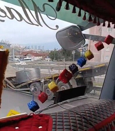 Kocaeli'de Tırın Dorsesi İkiye Bölündü