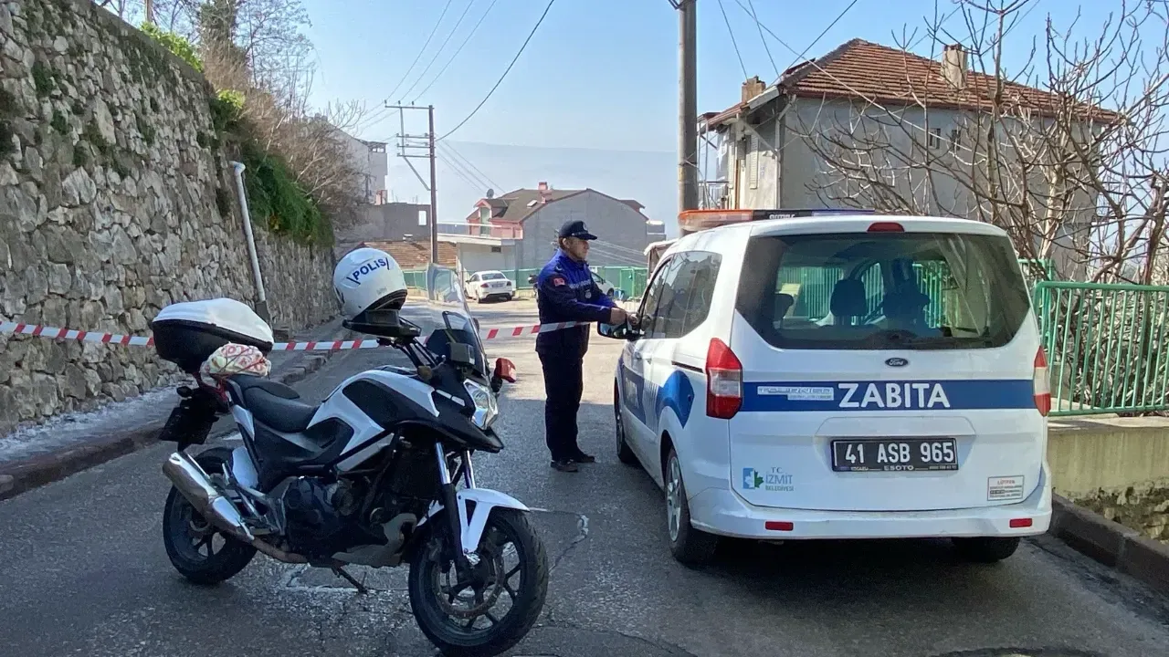 İzmit'te İstinat Duvarı Çöktü, Aile Tahliye Edildi