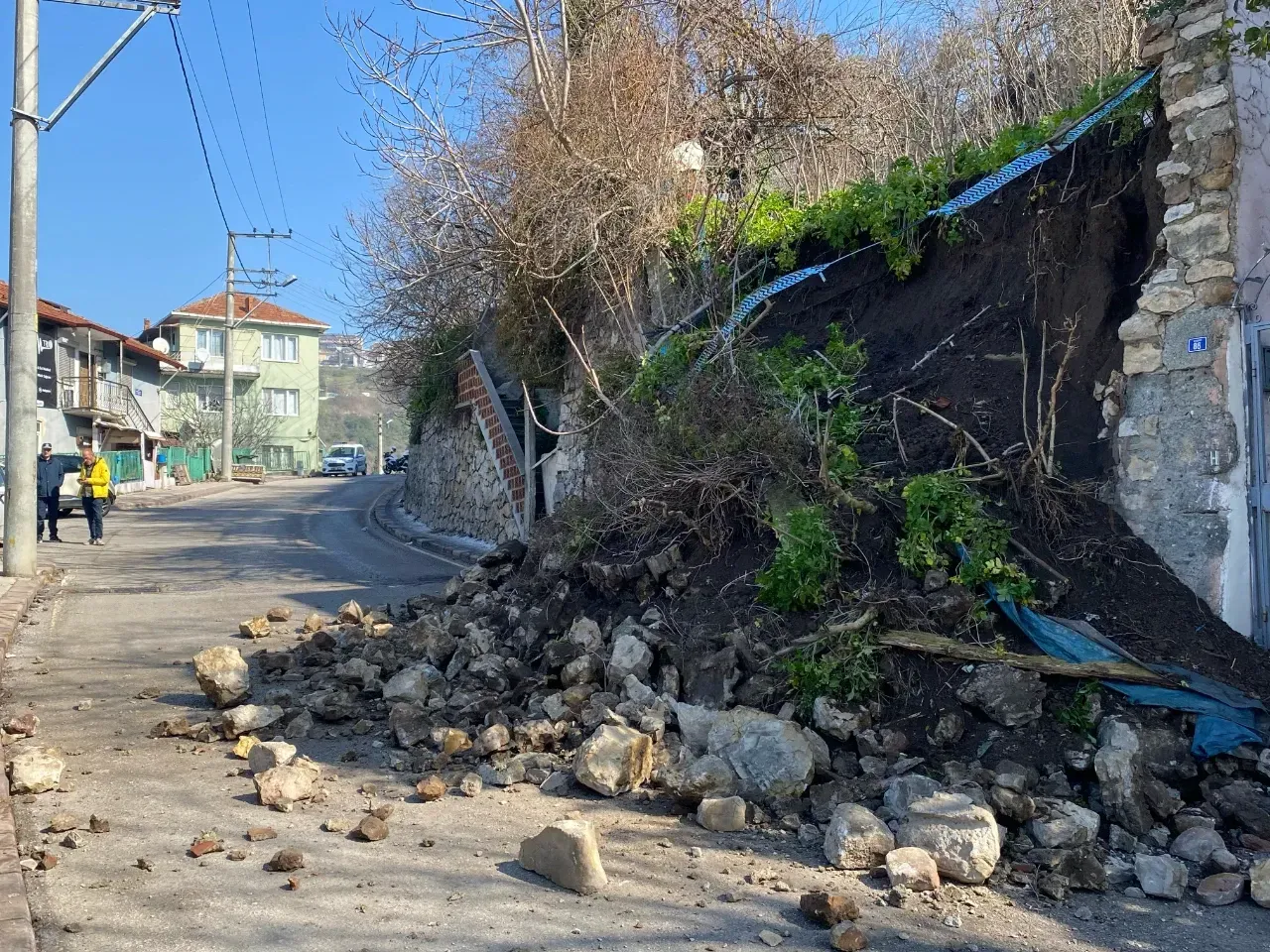 İzmit'te İstinat Duvarı Çöktü, Aile Tahliye Edildi