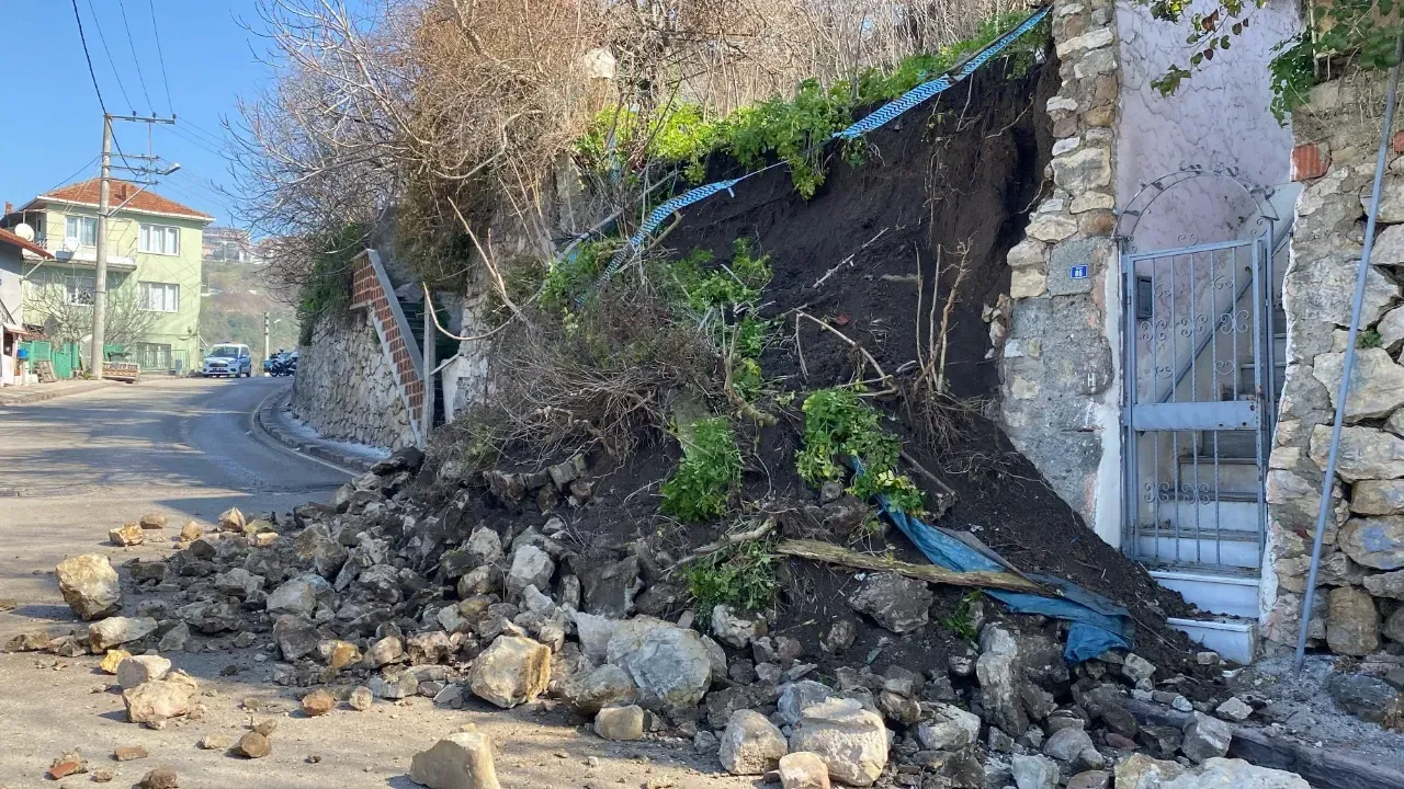 İzmit'te İstinat Duvarı Çöktü, Aile Tahliye Edildi